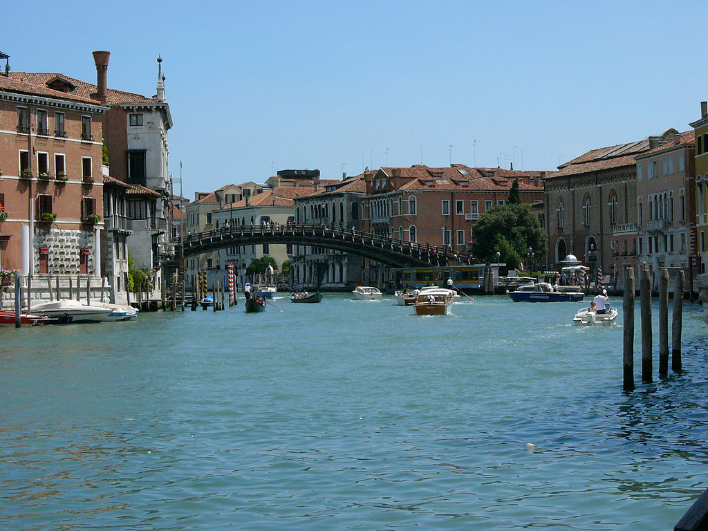 A Venise, sur le Grand canal, un pont de la discorde