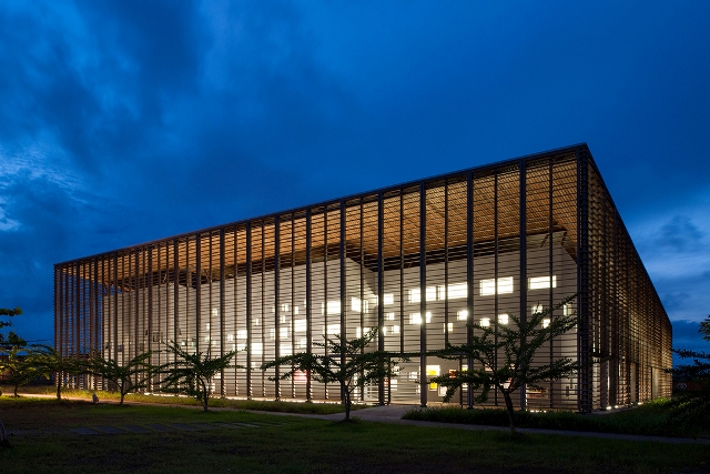 A Cayenne, la bibliothèque universitaire entre ombre et lumière