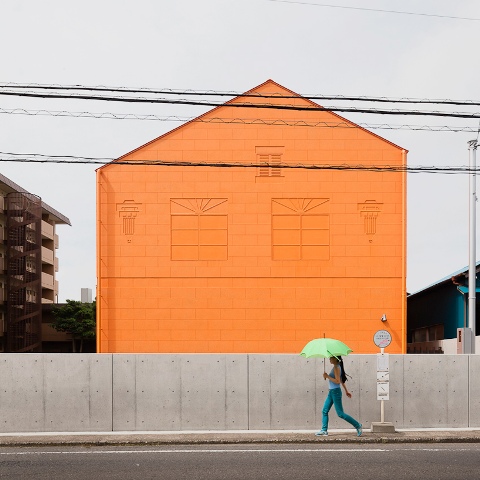 Une atypique construction de couleur orange