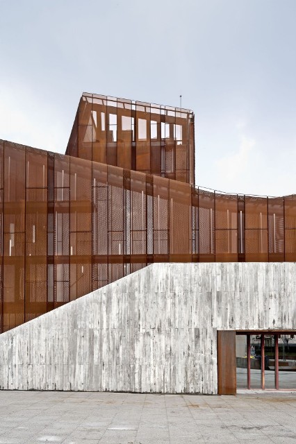 A Ortuella, une maison de la culture habillée en corten