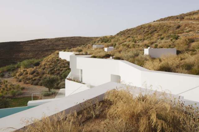 A Antiparos, « Ktima House » trace un plaisant  trait blanc dans le paysage
