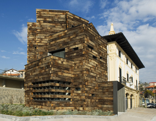 Comme une boîte sculptée, l’extension de la librairie d’Azkoitia