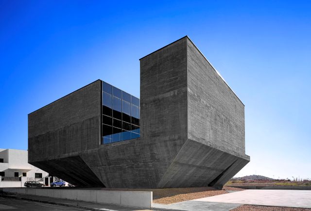 Un monolithe en béton pour le centre territorial d’Olivenza