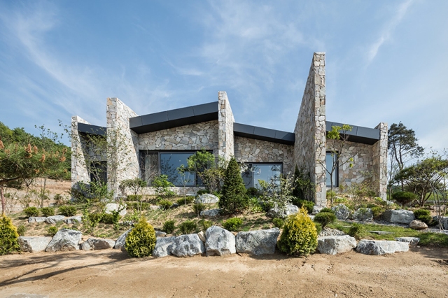 En Corée, une maison en pierre signée OBBA