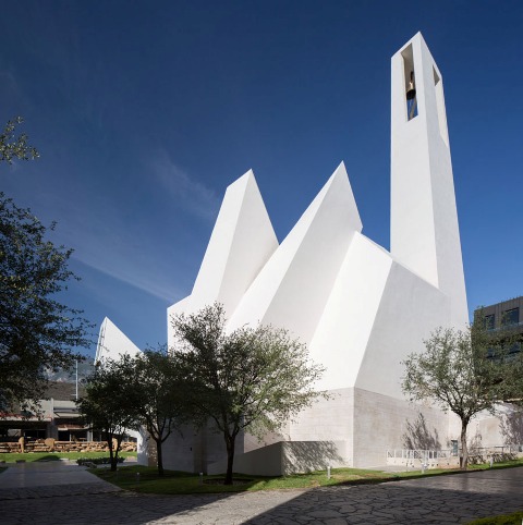 La sculpturale église de Pueblo Serena