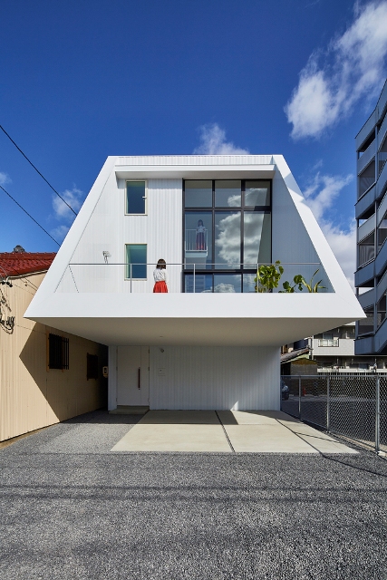 Au Japon, une élégante maison en porte à faux