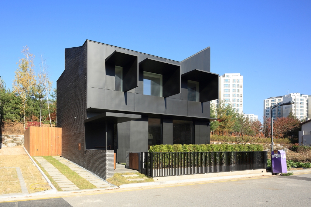 En Corée, une résidence familiale de couleur sombre