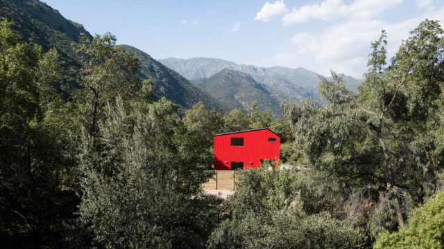 Dans les montagnes chilienne, une maison de couleur rouge