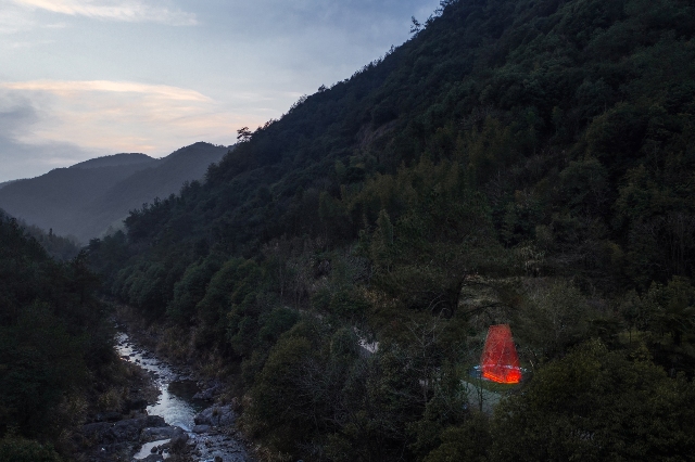 « Shrine of Whatslove » l’incroyable installation de Wutopia Lab