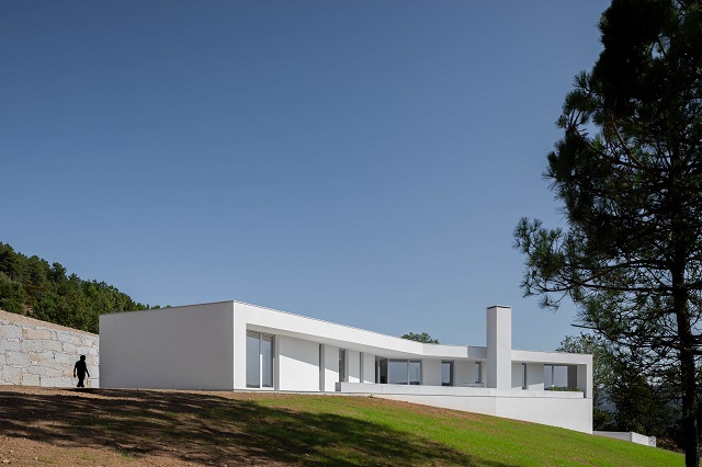 Au Portugal, António Ildefonso signe une maison aux lignes épurées