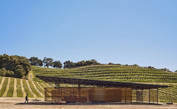 En Californie, Clayton Korte réalise une élégante grange dans le vignoble de Saxum