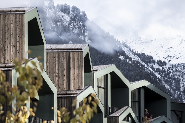 Au Tyrol, noa* réalise des cabanes dans les arbres