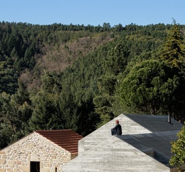 Casa NaMora, quand le béton et le granite flirtent