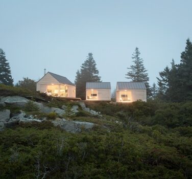 Les trois petites cabanes préfabriquées